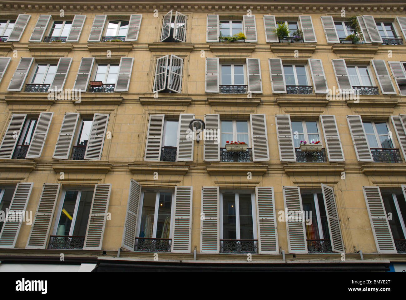 Windows Rue du Temple Street Le Marais Quartiere centrale di Parigi Francia Europa Foto Stock