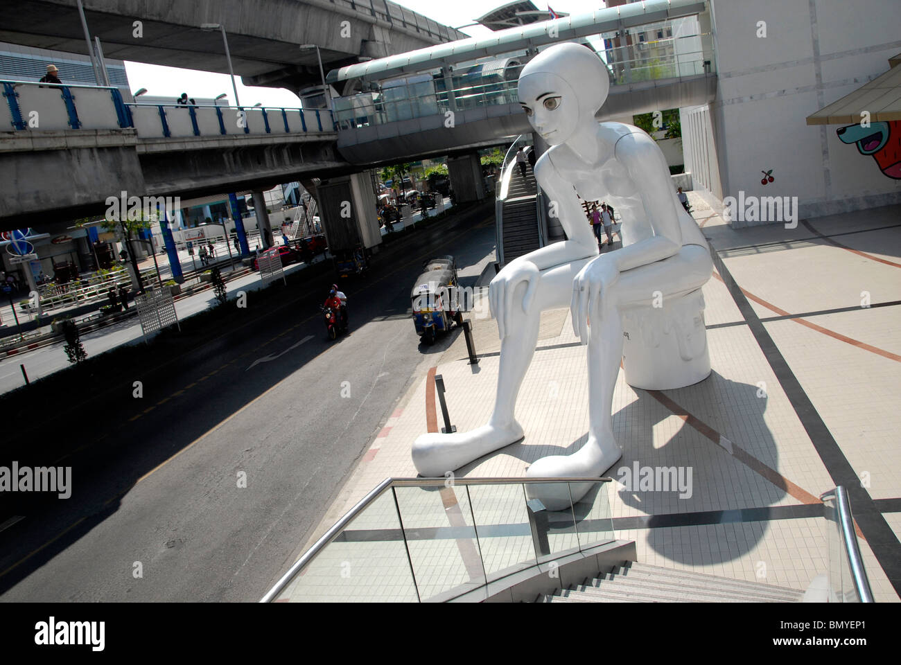 Scultura Moderna Dollar 009 al di fuori di Bangkok centro culturale e artistico BACC nella zona centrale di Bangkok, Thailandia Foto Stock