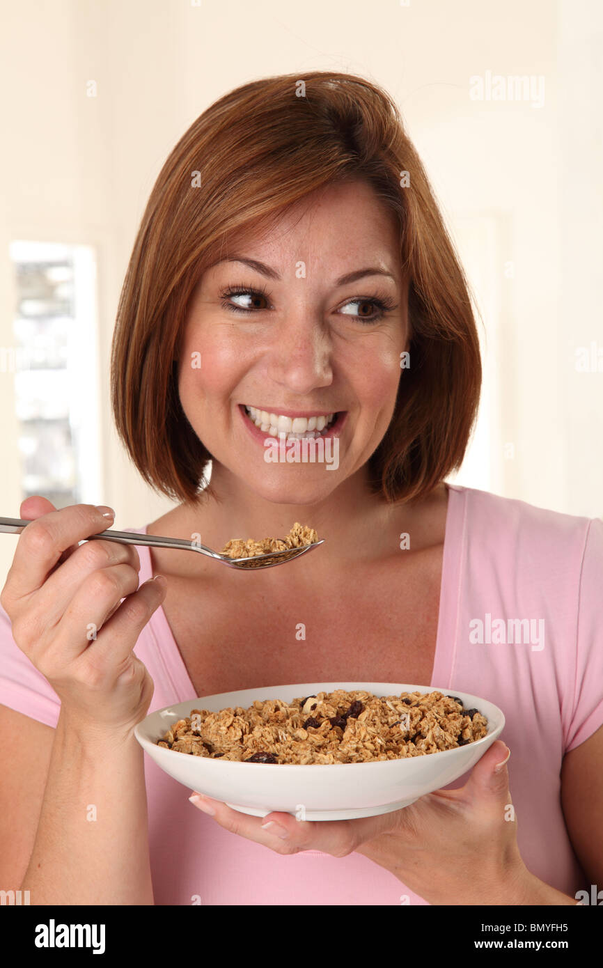 Donna mangiare cereali granola Foto Stock