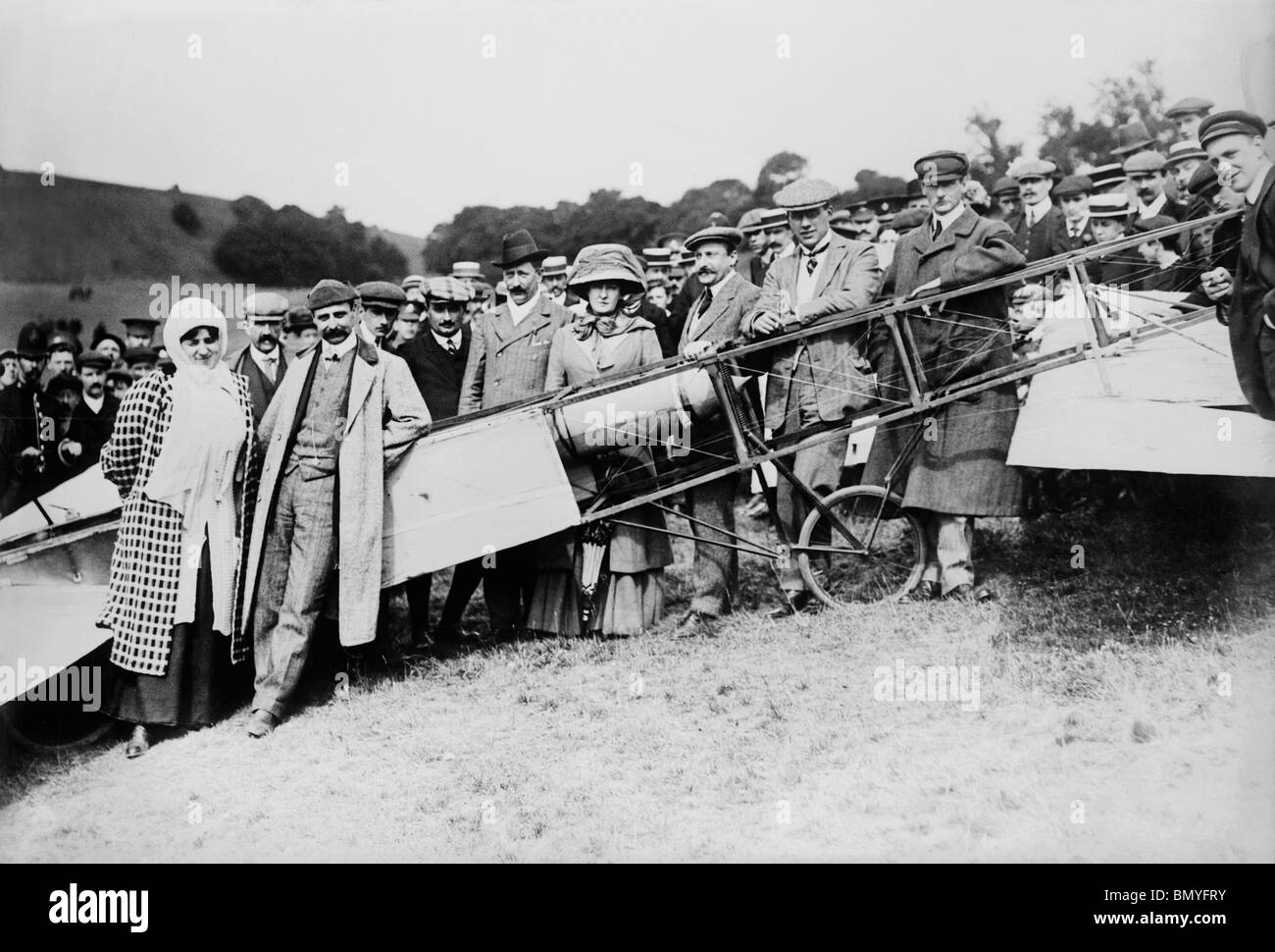 Aviator Louis Blériot (1872 - 1936) + moglie davanti al suo piano dopo il suo storico primo volo attraverso il canale inglese nel 1909. Foto Stock