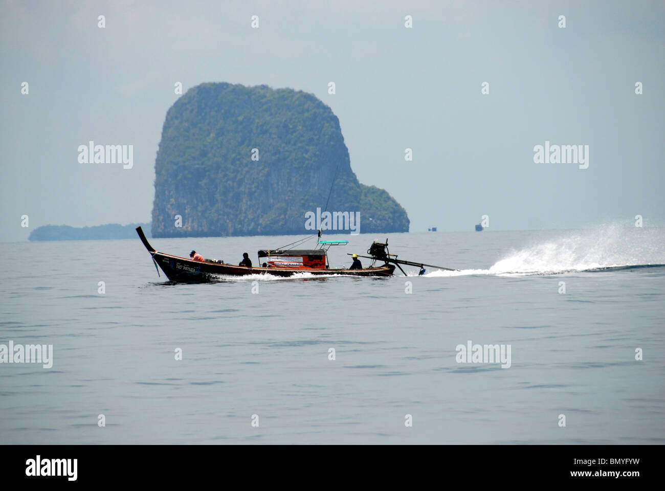 I pescatori in coda lunga barche Ko Bulone-Leh isola nel Tarutao National Park in mare delle Andamane , nel sud della Thailandia Foto Stock