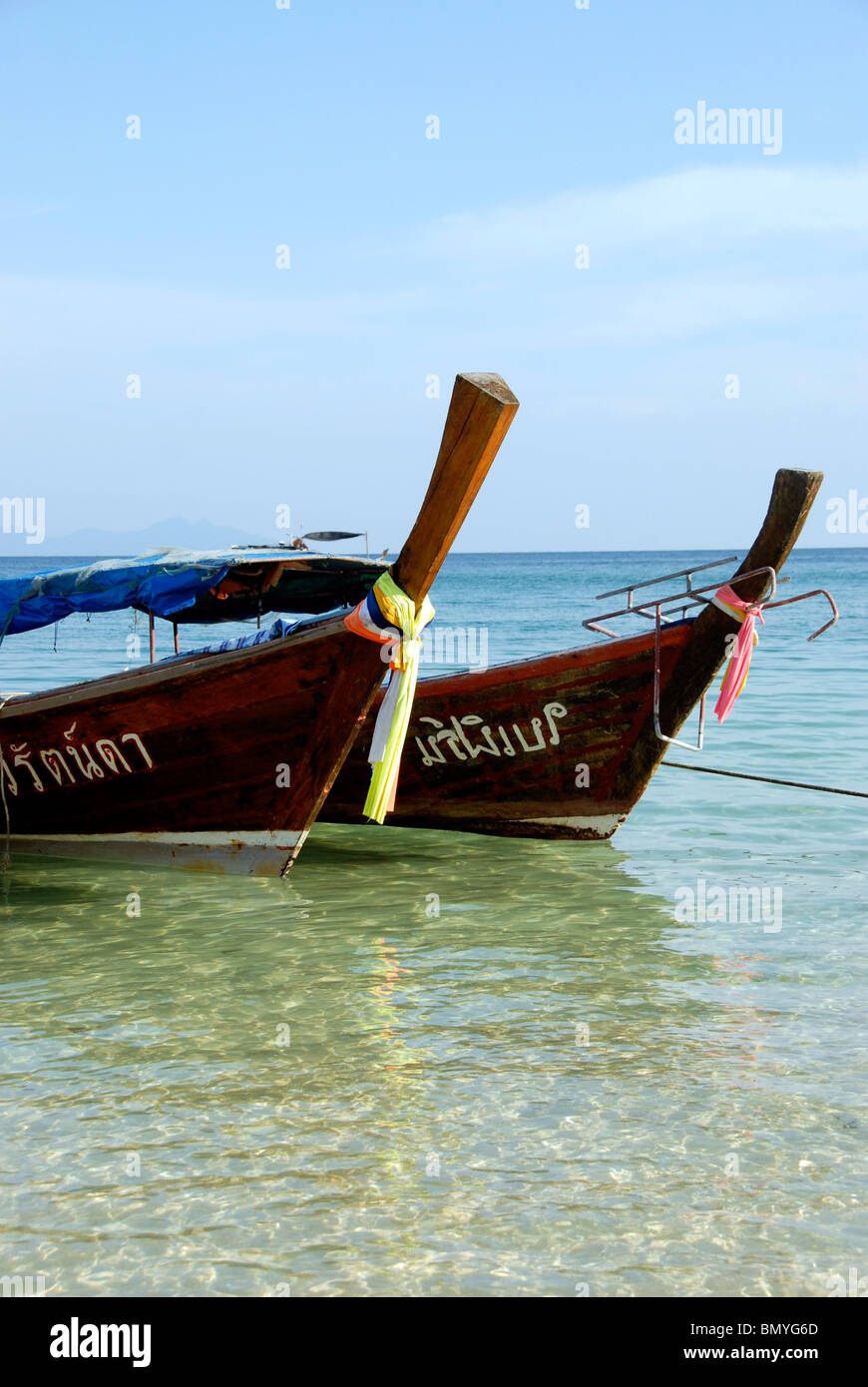 I pescatori in coda lunga barche Ko Bulone-Leh isola nel Tarutao National Park in mare delle Andamane , nel sud della Thailandia Foto Stock