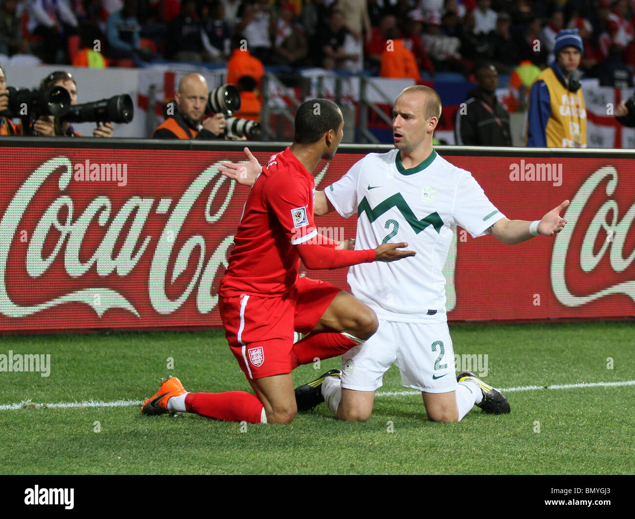 ASHLEY COLE & Miso BRECKO SLOVENIA V INGHILTERRA NELSON MANDELA BAY STADIUM DI PORT ELIZABETH SUDAFRICA 23 Giugno 2010 Foto Stock