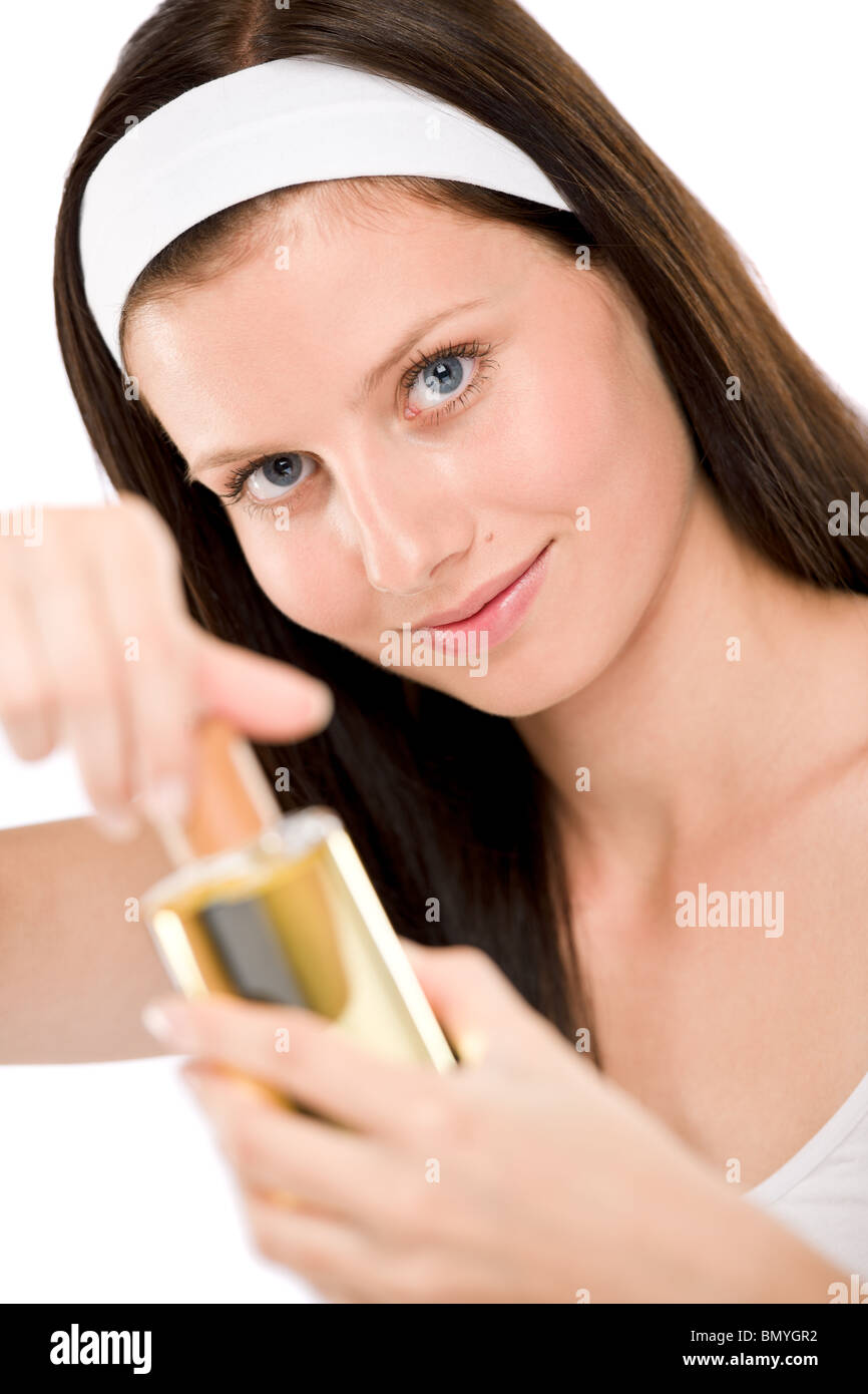 Bella donna tenendo la bottiglia di profumo su sfondo bianco Foto Stock