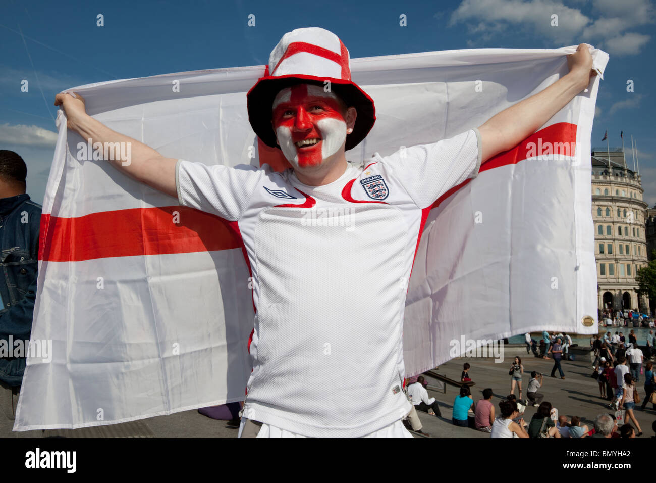 Coppa del Mondo di Calcio 2010, tifosi inglesi celebrare la vittoria su Slovenia in Trafalgar Square, Londra Foto Stock