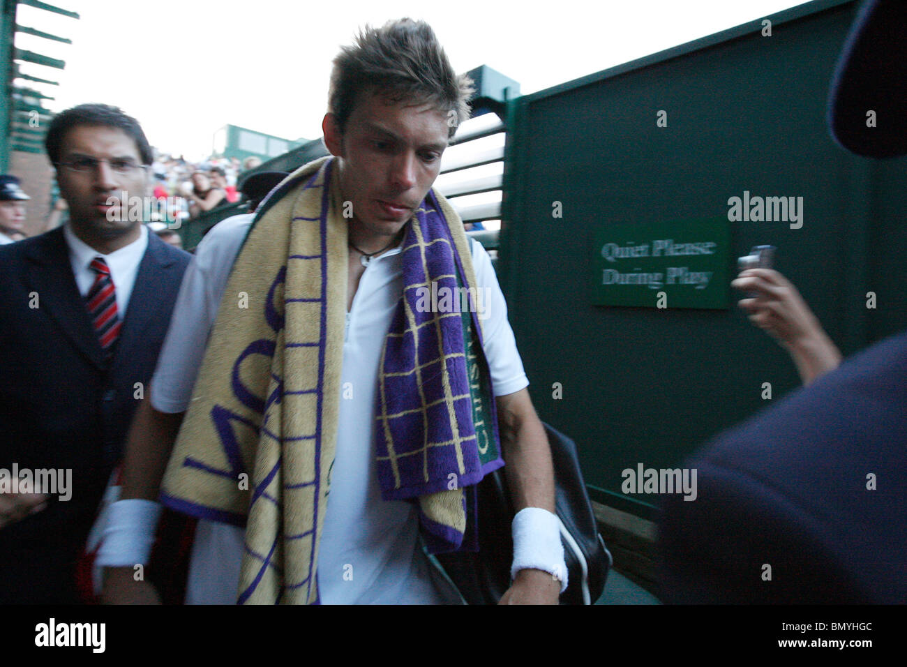 NICOLAS MAHUT passeggiate fuori dopo il torneo di Wimbledon WIMBLEDON Londra Inghilterra 23 Giugno 2010 Foto Stock