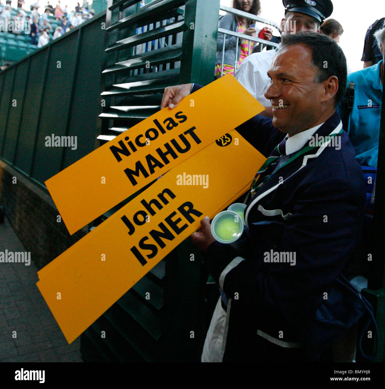 Uno stanco ARBITRO MOHAMED LAHYANI Nicolas MAHUT & JOHN ISNER WIMBLEDON Londra Inghilterra 23 Giugno 2010 Foto Stock