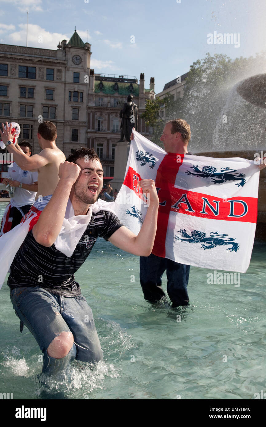 Coppa del Mondo di Calcio 2010, tifosi inglesi celebrare la vittoria su Slovenia in Trafalgar Square, Londra Foto Stock