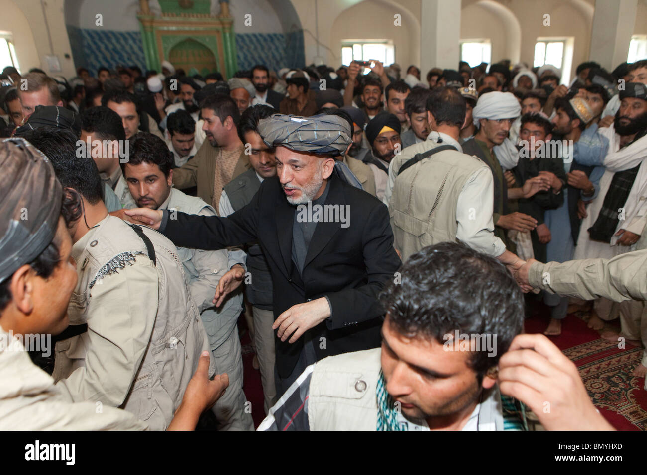 Pashtun visitare la moschea di venerdì a pregare in uruzgan, Afghanistan Foto Stock