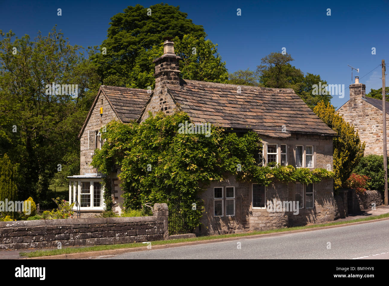 Regno Unito, Inghilterra, Derbyshire, Peak District, Grindleford, vecchia casa di pedaggio al ponte sul fiume Derwent Foto Stock