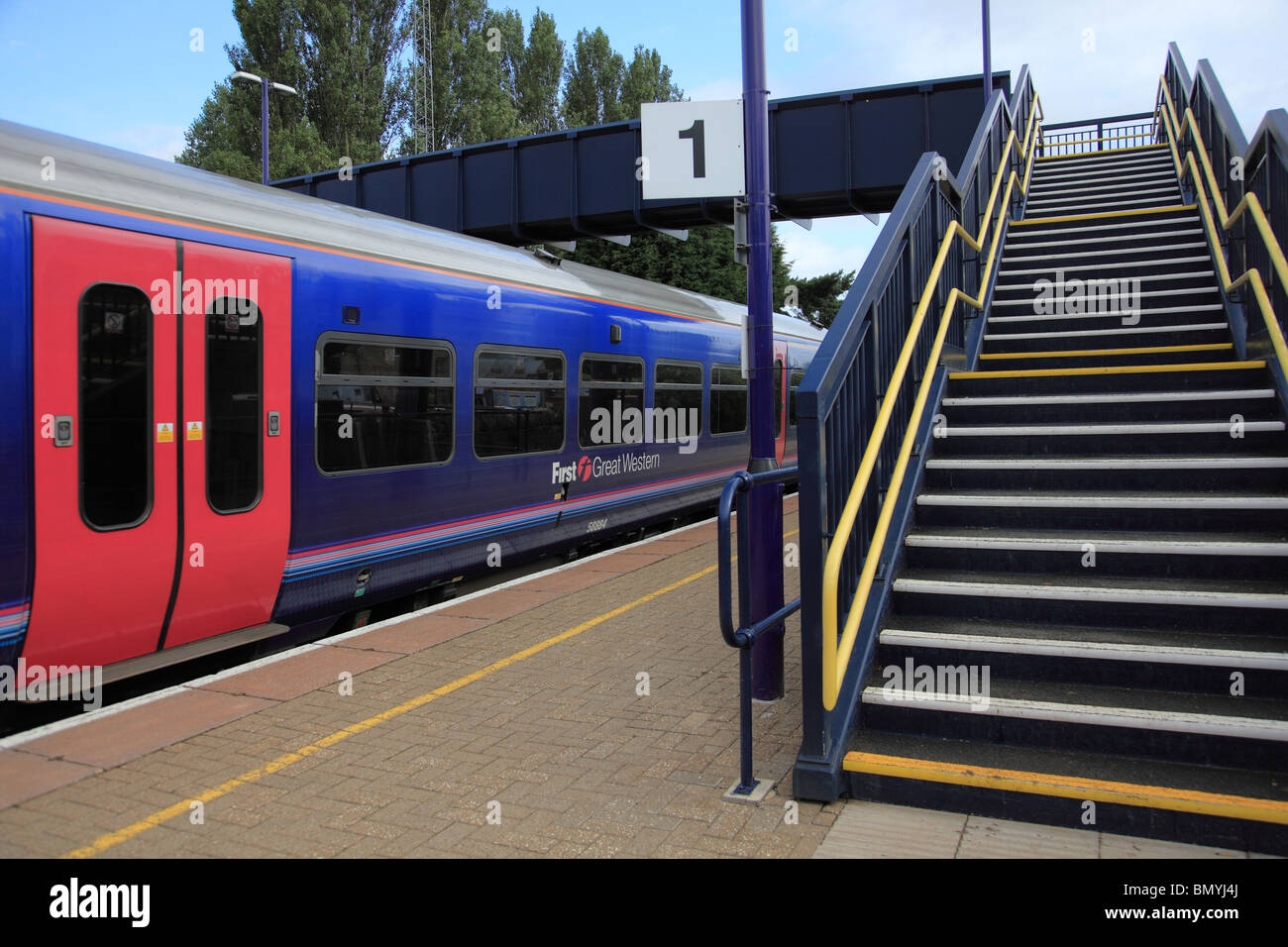 Primo grande Western commuter train alla stazione Heyford, Heyford inferiore, Oxfordshire sul Cherwell Valley line Foto Stock