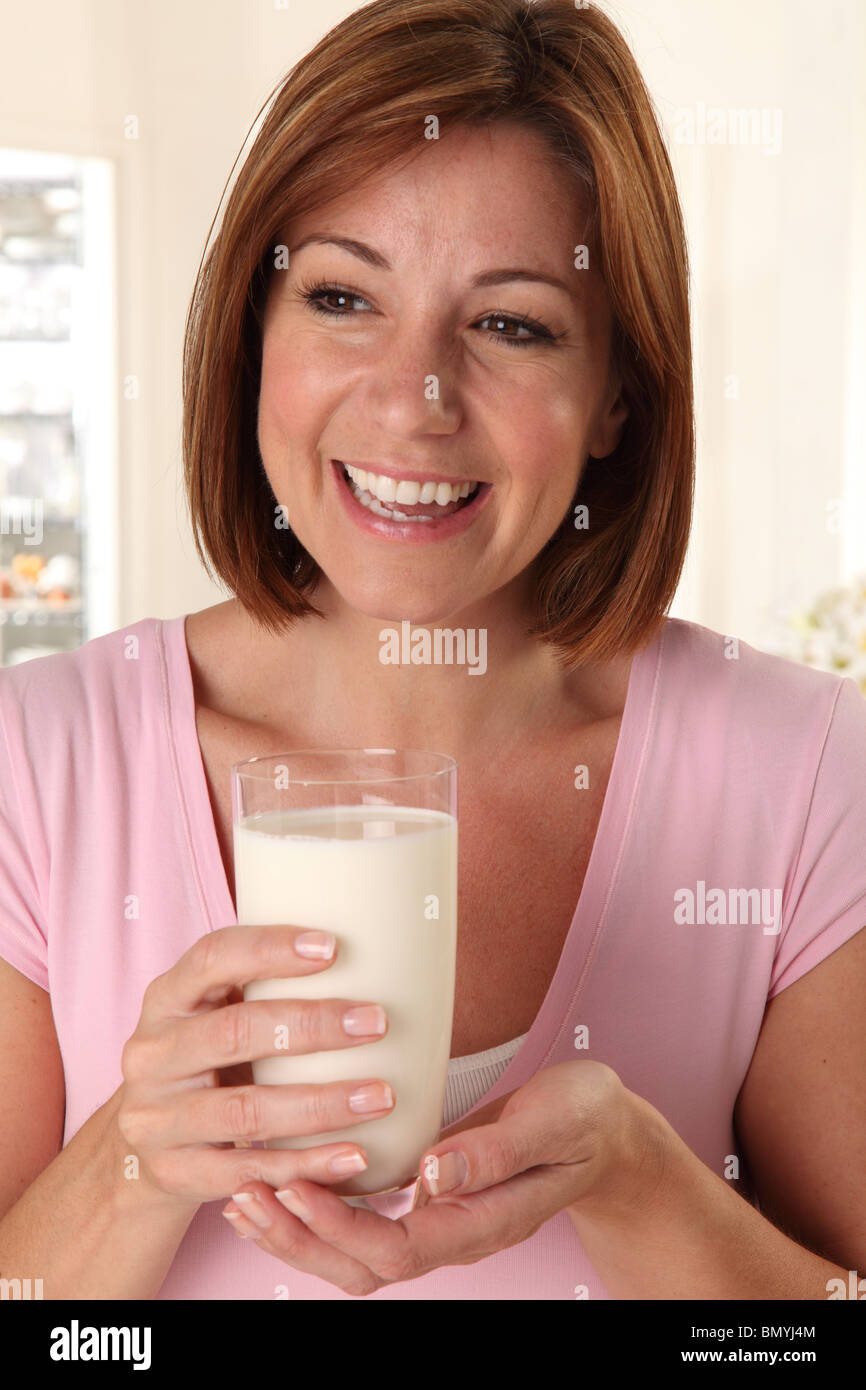 Donna di bere un bicchiere di latte Foto Stock