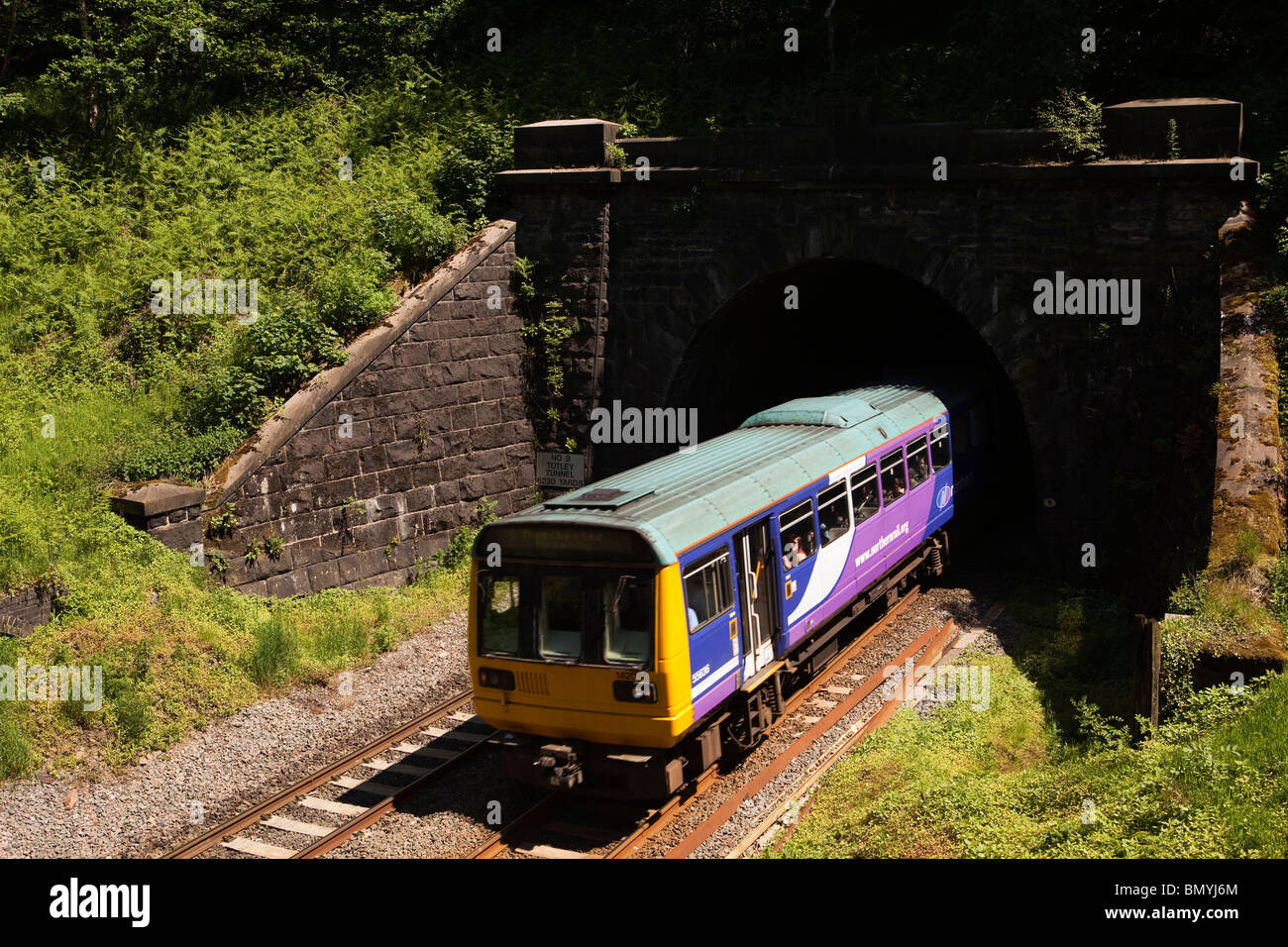 Regno Unito, Derbyshire, Peak District, stazione Grindleford Hope Valley treno linea emergente dal Tunnel Totley Foto Stock