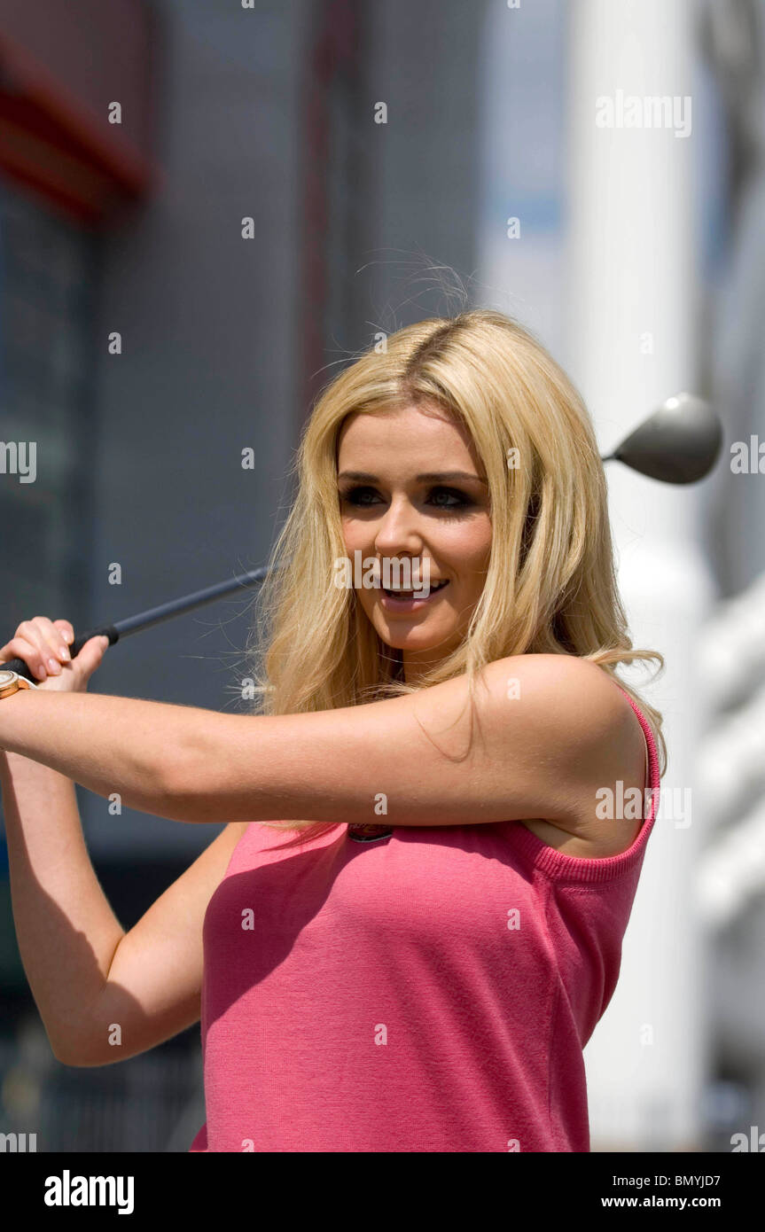 Il cantante gallese Katherine Jenkins pone con un club di golf al di fuori del Millennium Stadium di Cardiff. Foto Stock