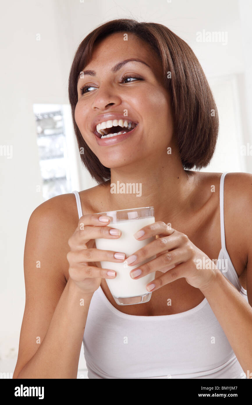 Donna con un bicchiere di latte Foto Stock