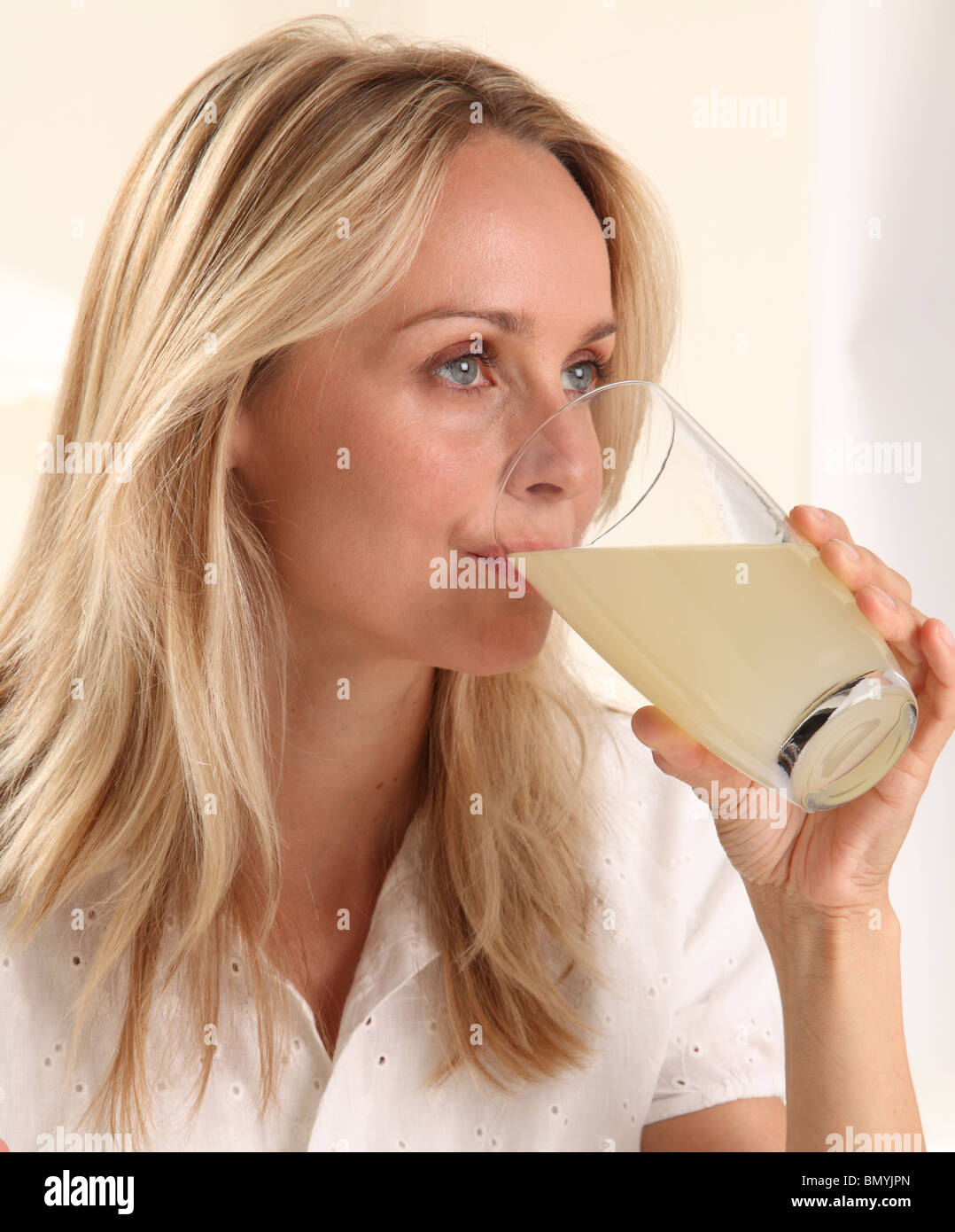 Donna di bere la limonata Foto Stock