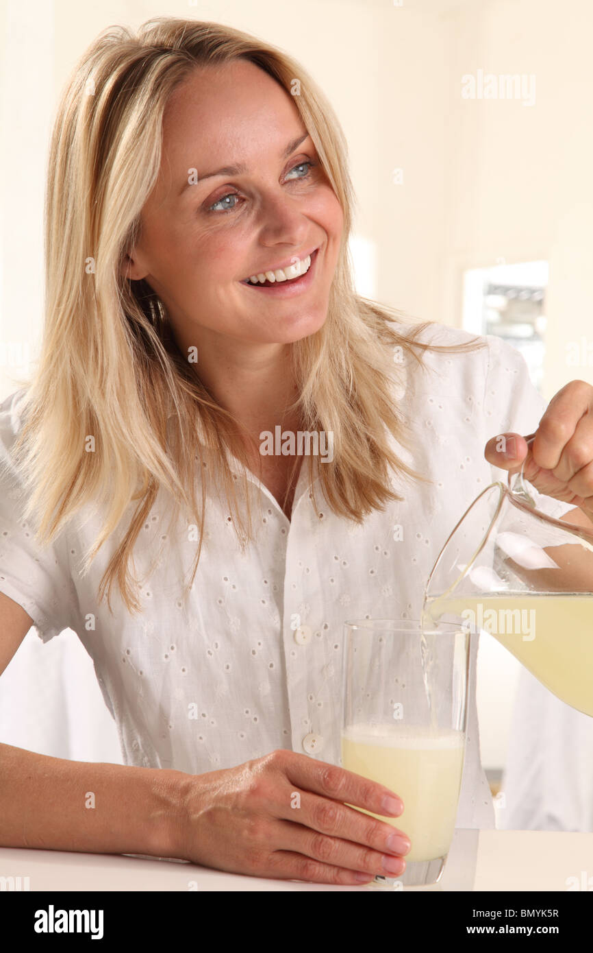 Donna versando la limonata Foto Stock