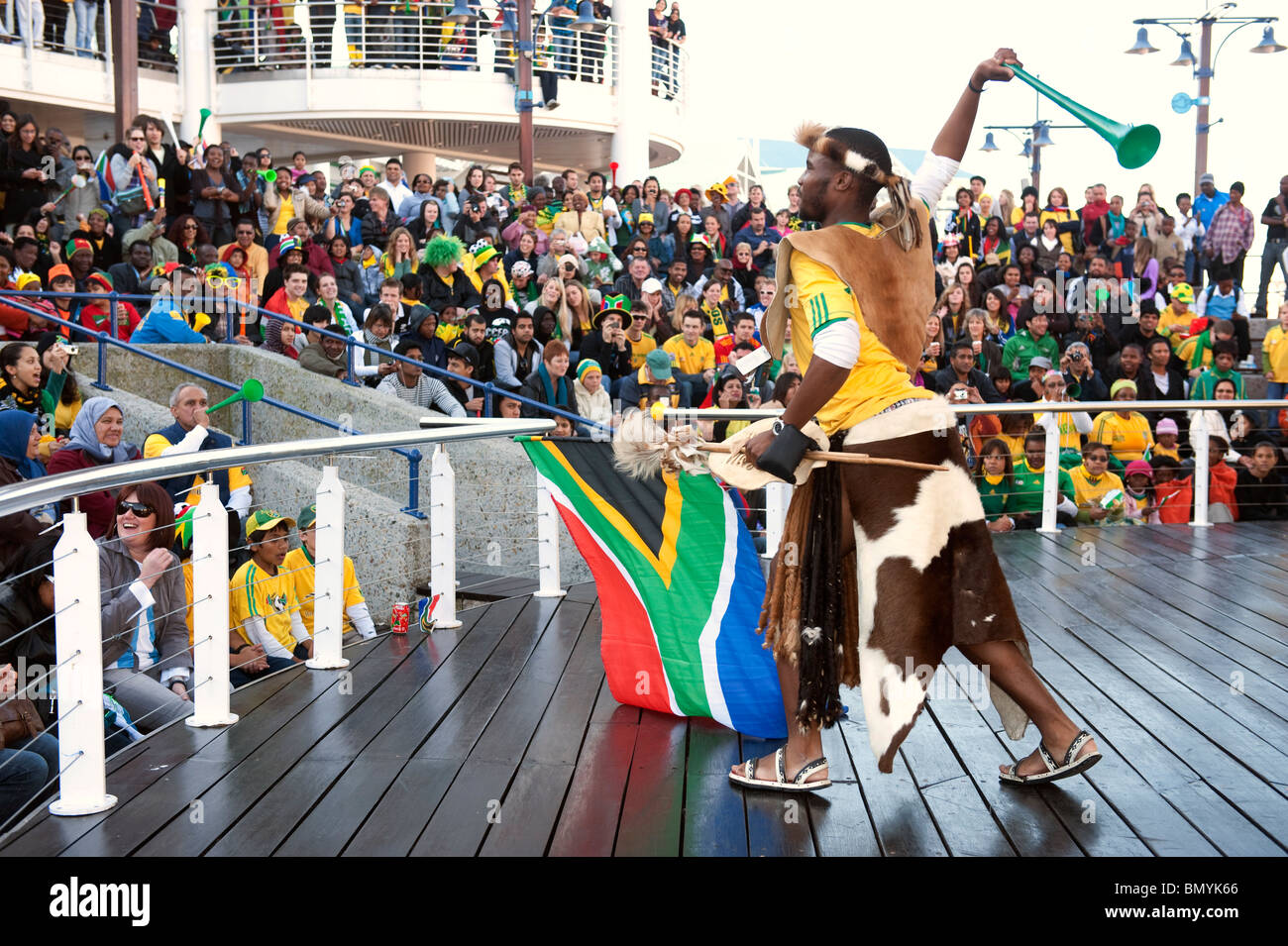 Sostenitore vestito come worrior al pubblico visualizzazione della Coppa del Mondo FIFA 2010 a Città del Capo in Sud Africa Foto Stock