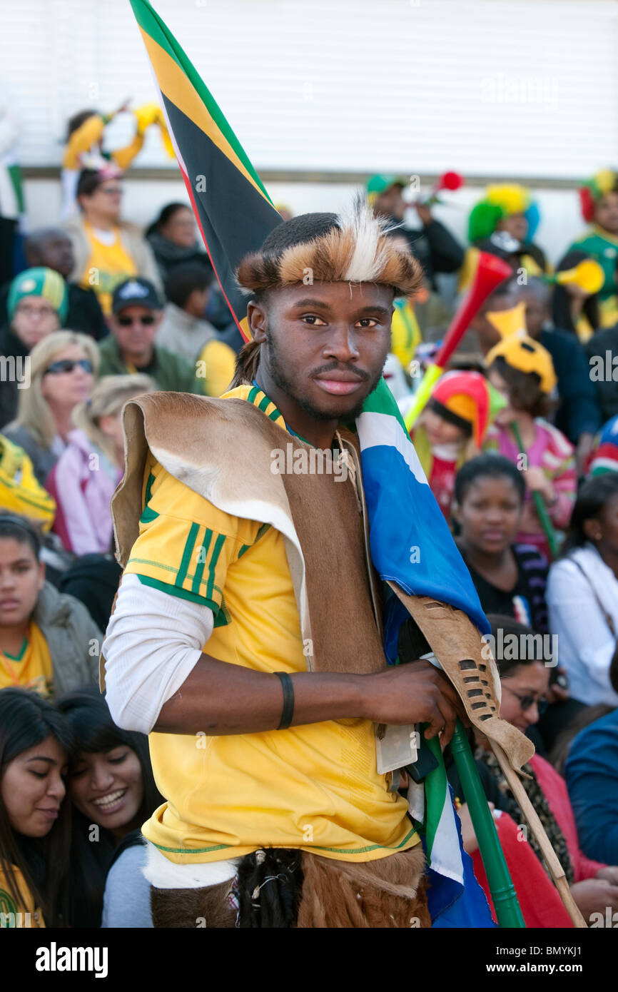 Sostenitore vestito come worrior al pubblico visualizzazione della Coppa del Mondo FIFA 2010 a Città del Capo in Sud Africa Foto Stock