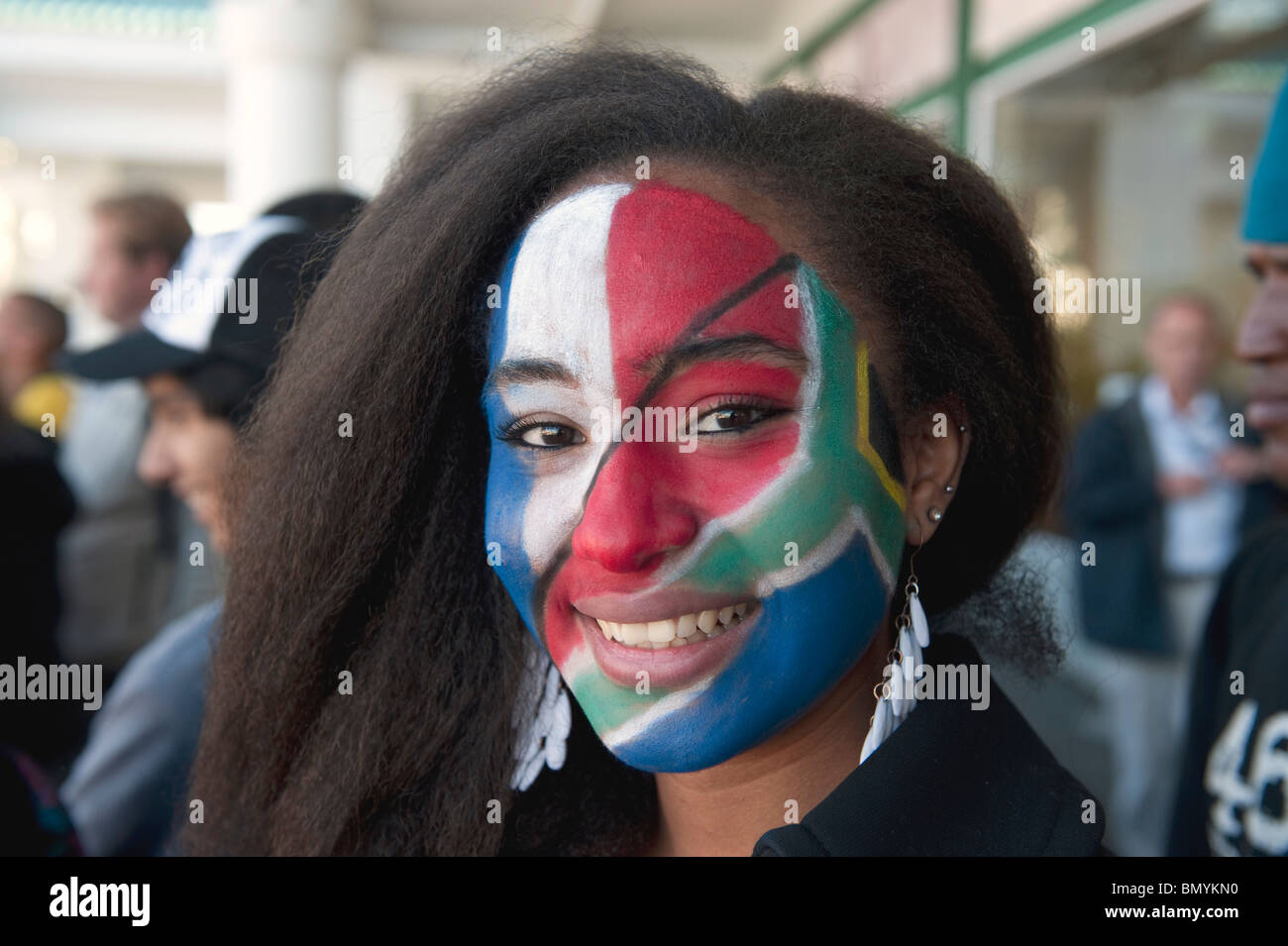 Sostenitore faccia dipinta con South African bandiera della Coppa del Mondo FIFA 2010 a Città del Capo in Sud Africa Foto Stock