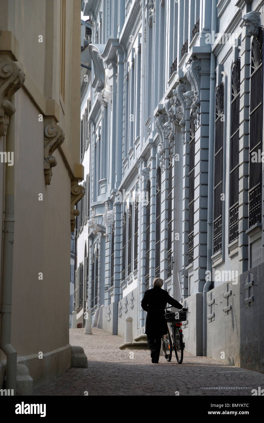 Ciclista passando il Blaues Haus in Rheinsprung Basel, Svizzera Foto Stock