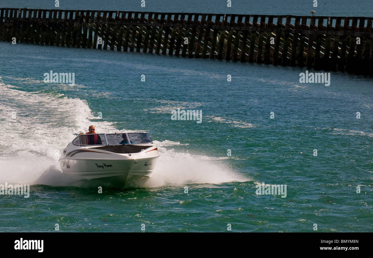 Un powerboat accelerando in Littlehampton Harbour nel West Sussex. Foto Stock