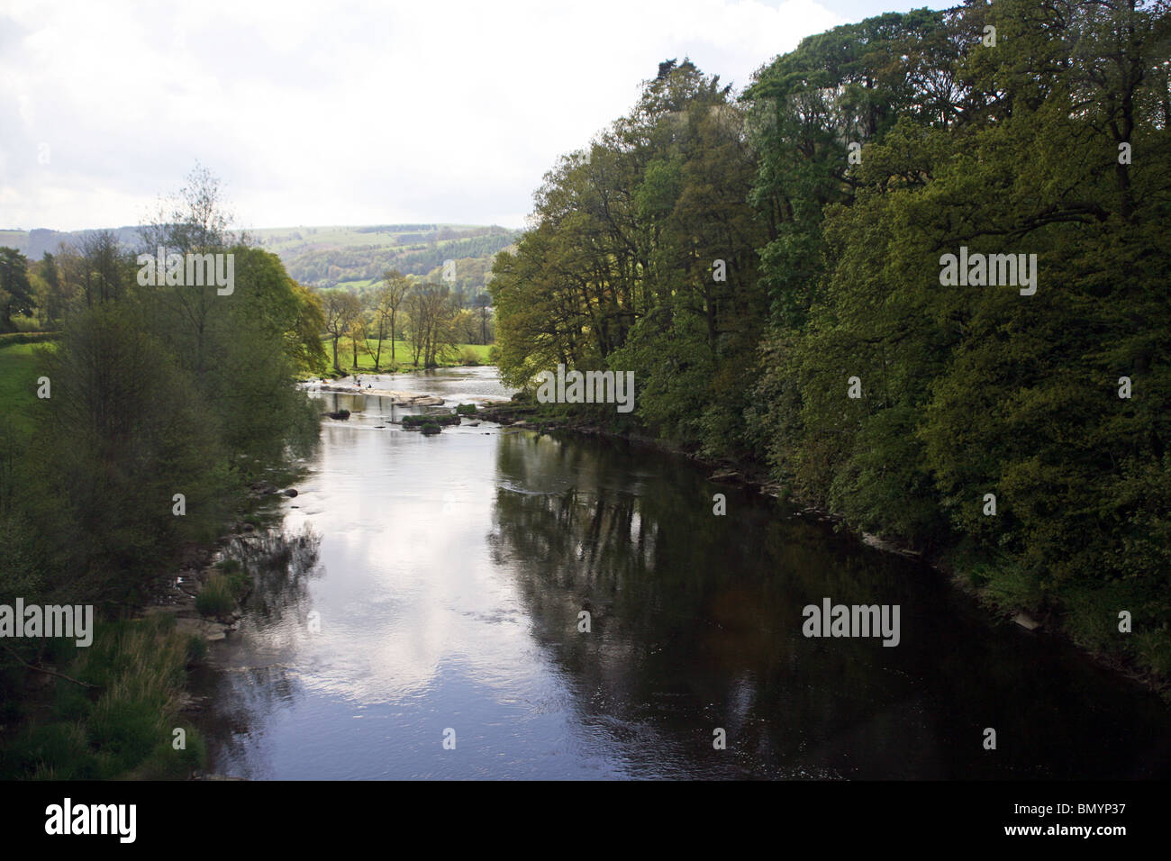 Fiume Dee visto dal treno sul Dee Valley Steam Railway Foto Stock
