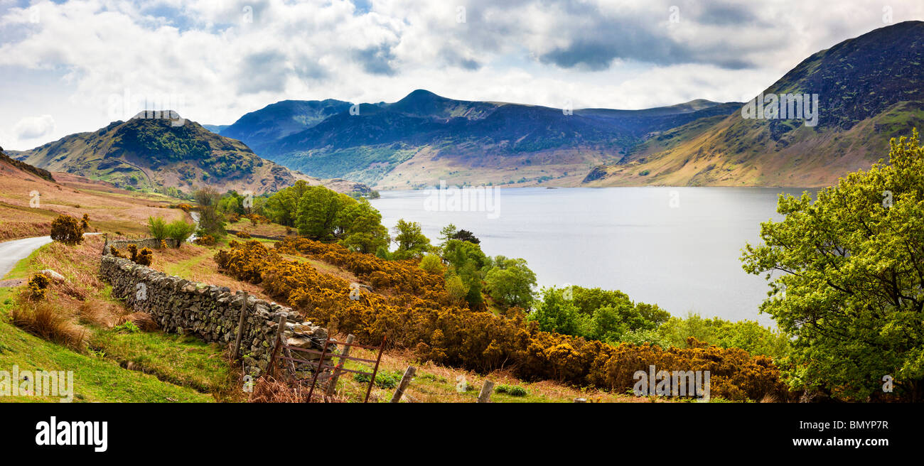 Crummock acqua, nel distretto del lago, Cumbria, Regno Unito Inghilterra con alto stile e luccio rosso a distanza Foto Stock