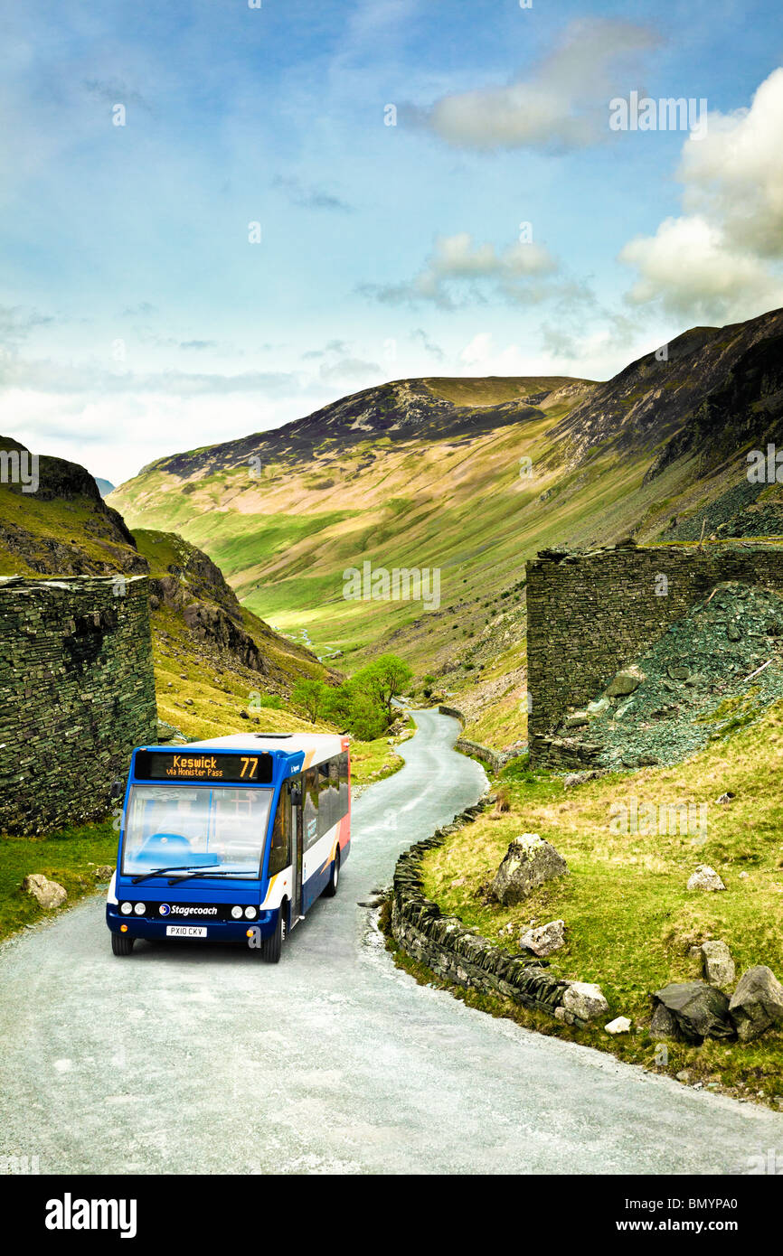 Comunità rurali di servizio bus per Keswick attraverso Honister Pass, nel distretto del lago, England, Regno Unito Foto Stock