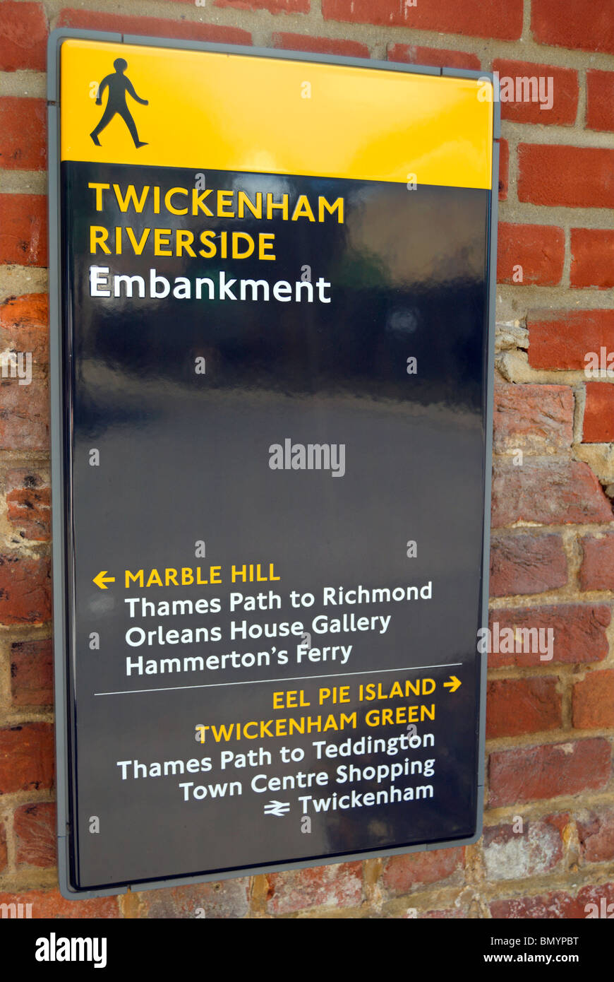wayfinding segno a twickenham argine, o fiume, con le indicazioni per l'isola torta anguilla, casa in marmo collina, e altrove Foto Stock