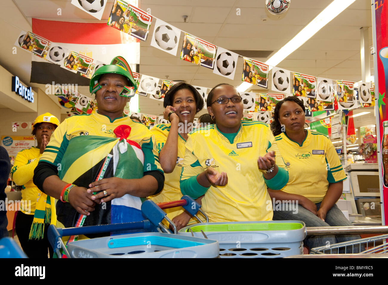 I dipendenti di un supermercato a guardare una partita della Coppa del Mondo FIFA 2010 a Città del Capo in Sud Africa Foto Stock