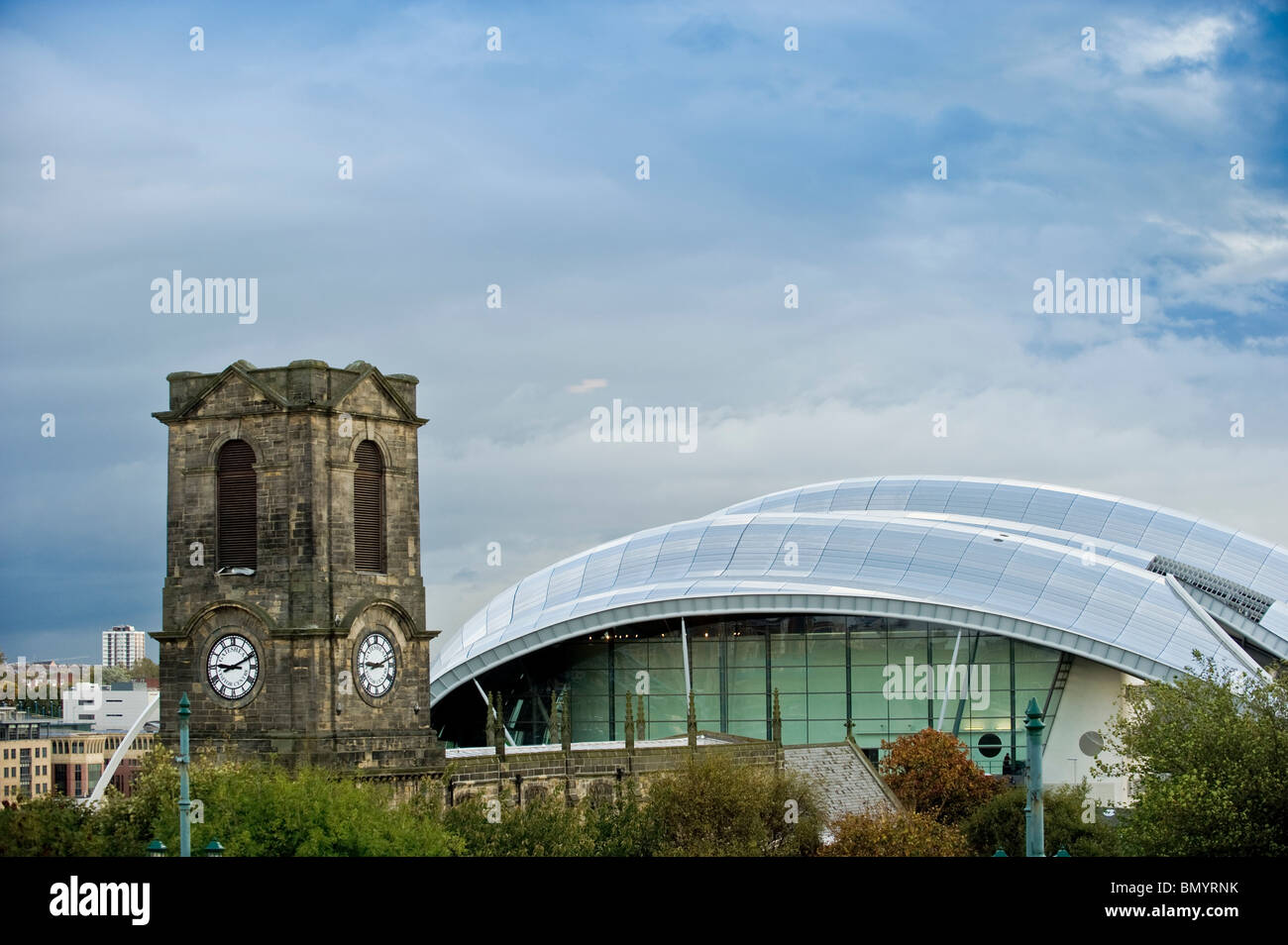 La Salvia, Gateshead. Live music venue e il centro di educazione musicale con Gateshead Visitor Centre in primo piano. Foto Stock