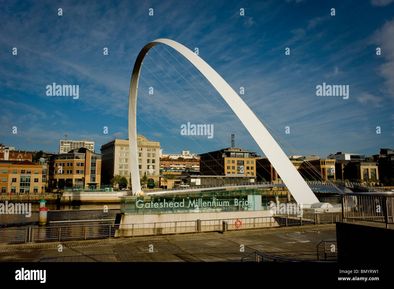 Il Gateshead Millennium Bridge è stato girato dalla riva sud del fiume Tyne verso l'area di Quayside sulla riva nord. Foto Stock