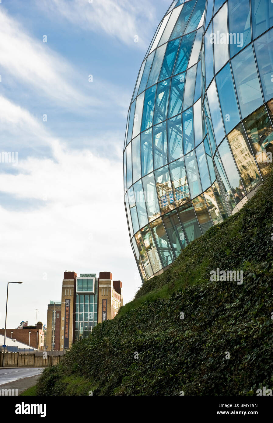La Salvia, Gateshead. Live music venue e il centro di educazione musicale con il "Baltico Mill "Centro per l arte contemporanea. Foto Stock