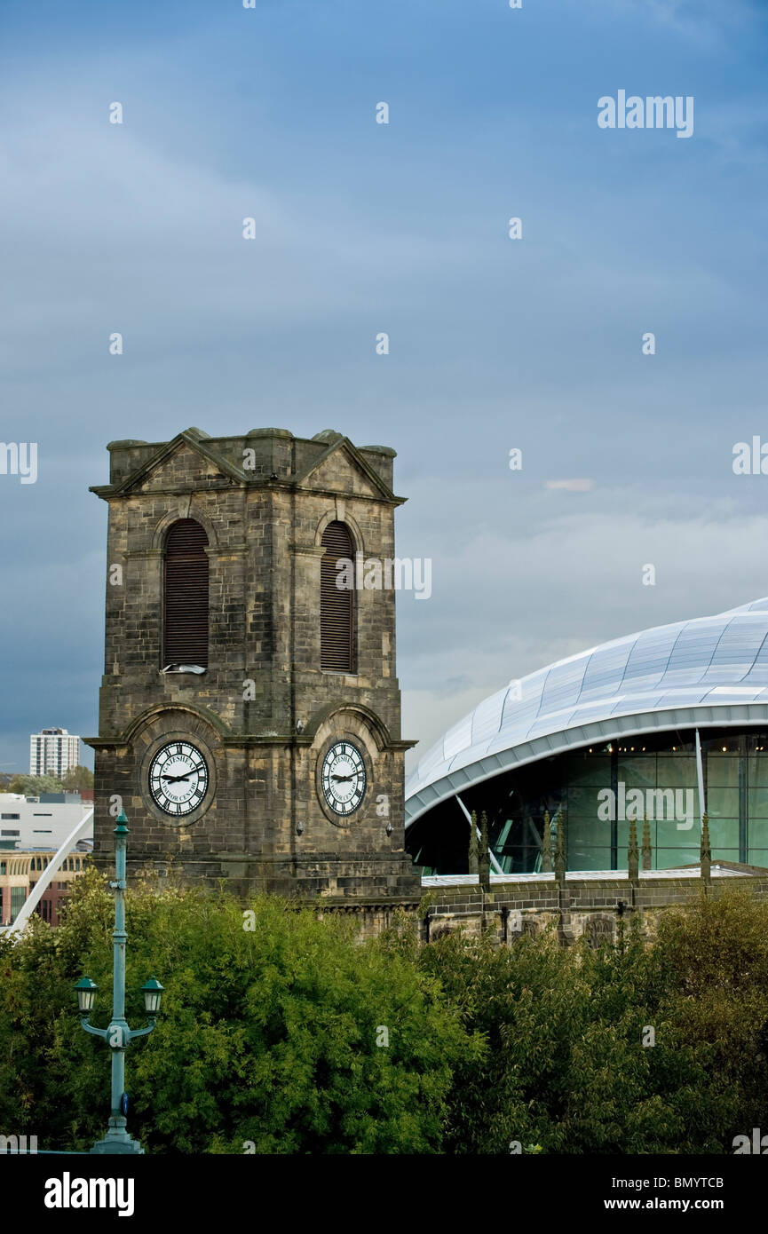 Egli, Sage Gateshead. Live music venue e il centro di educazione musicale con Gateshead Visitor Centre in primo piano. Foto Stock