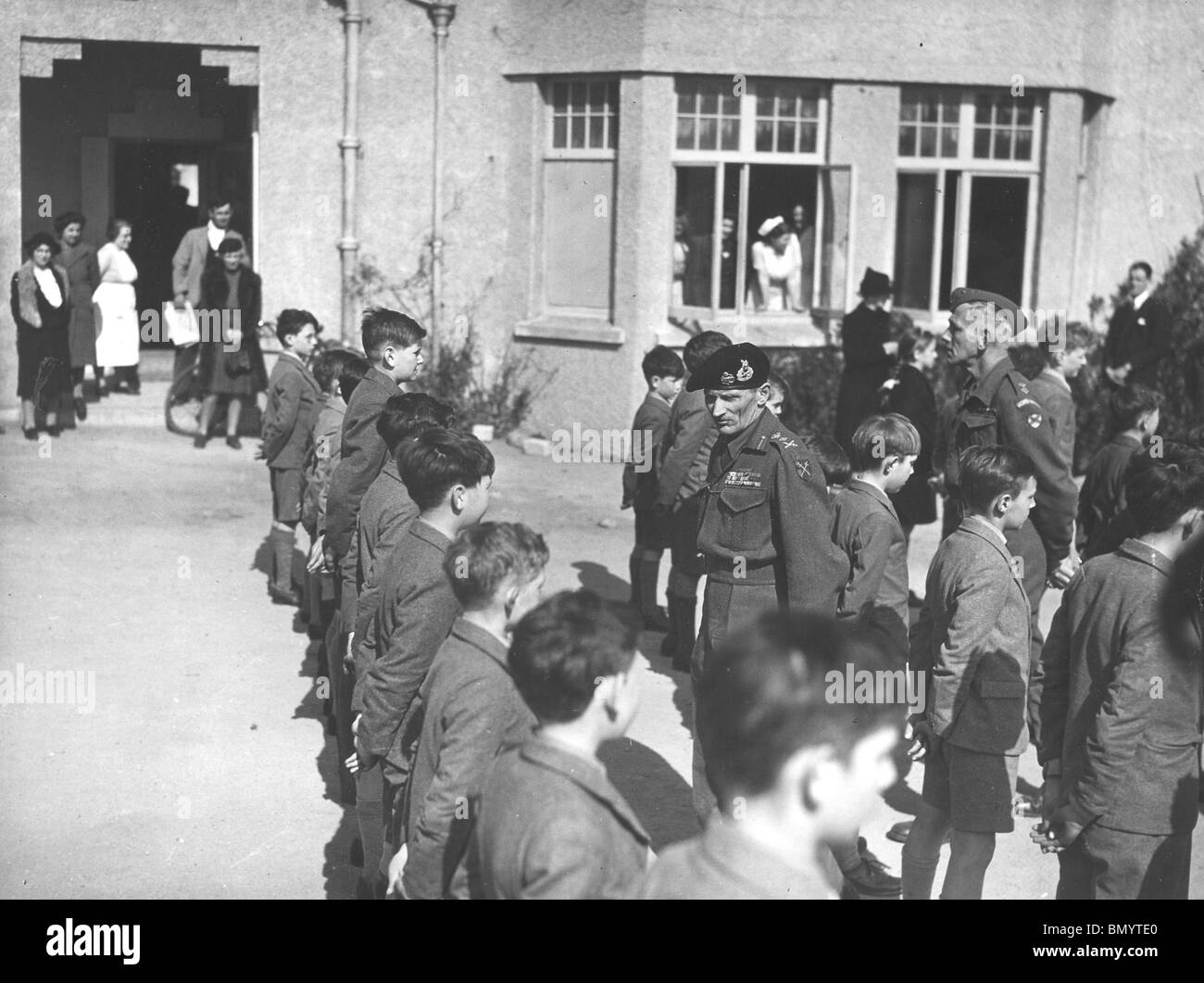 Maresciallo di Campo Bernard Montgomery visitando la sua vecchia scuola di San Paolo a Barnes di Londra nel 1945 Foto Stock