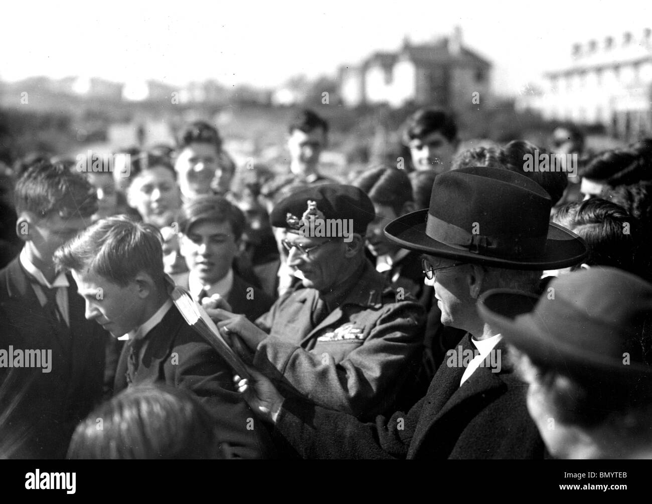 Maresciallo di Campo Bernard Montgomery visitando la sua vecchia scuola di San Paolo a Barnes di Londra nel 1945 Foto Stock