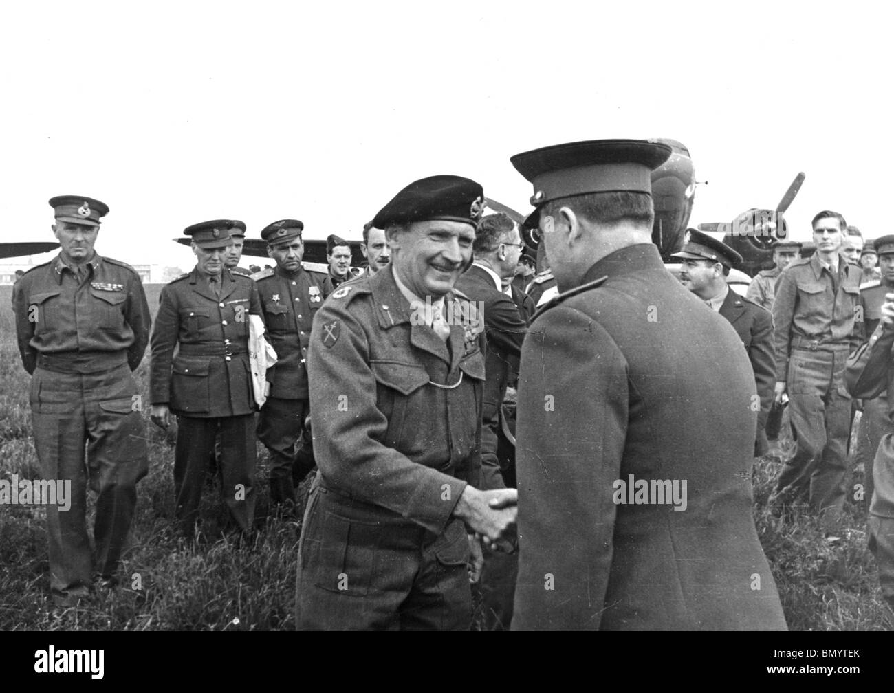 Maresciallo di Campo MONTGOMERY arriva a Mosca Airport su un 1945 visita Foto Stock