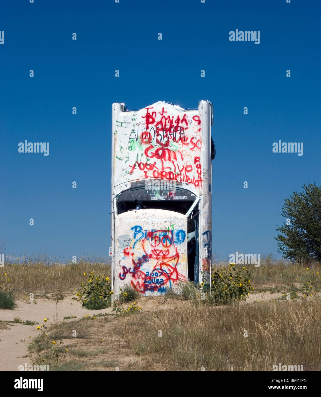 Auto sparsi e sepolto vicino Carhenge in alleanza Nebraska Foto Stock