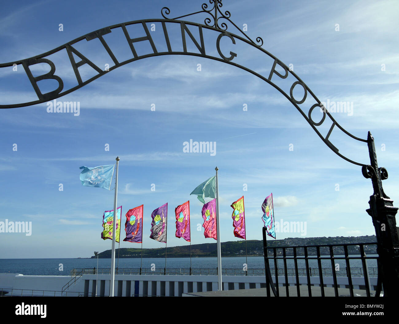 Penzance pool di balneazione con festival di Golowan bandiere e vista verso Newlyn Cornwall Regno Unito Foto Stock