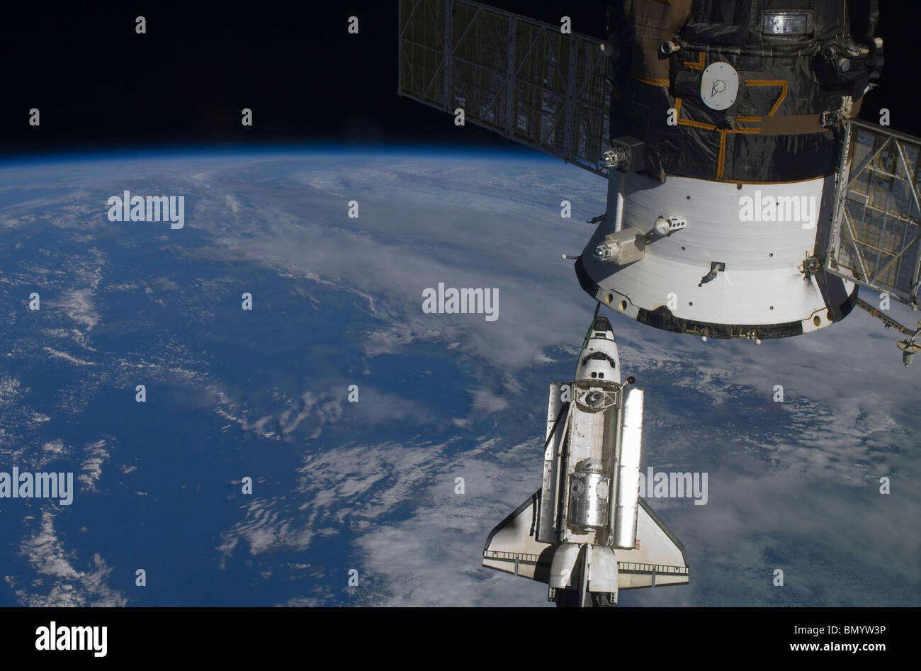 Lo Space Shuttle Endeavour come si avvicina un ancorate veicolo spaziale russo. Foto Stock