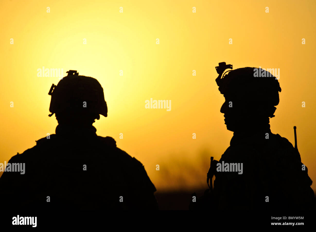 Stati Uniti I soldati dell esercito stagliano contro il sole di mattina in Afghanistan. Foto Stock
