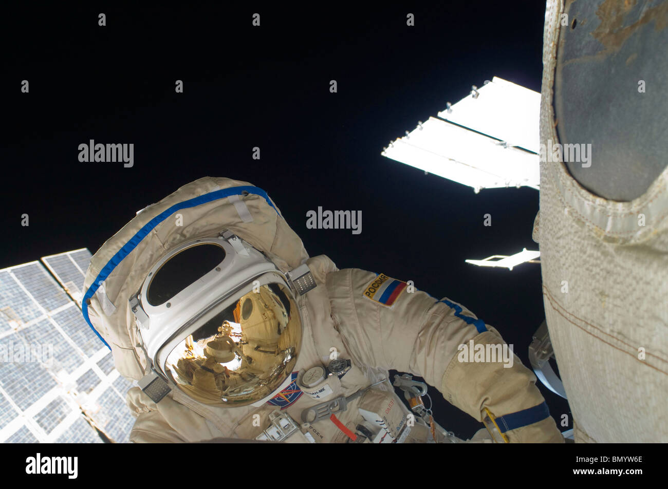 Cosmonauta russo esegue una spacewalk. Foto Stock