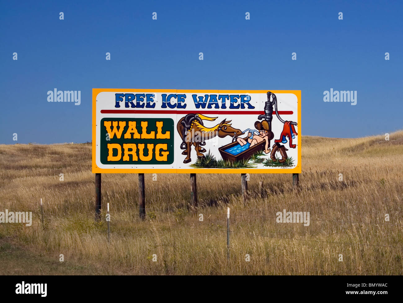 Il famoso Wall Drug Store di Wall, South Dakota, è una leggendaria attrazione che offre acqua ghiacciata gratuita, souvenir e il classico fascino americano. Foto Stock