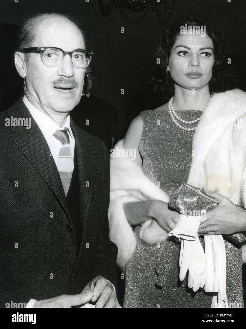 MARX BROTHERS - Groucho Marx con la sua terza moglie Eden Hartford nel 1962 Foto Stock