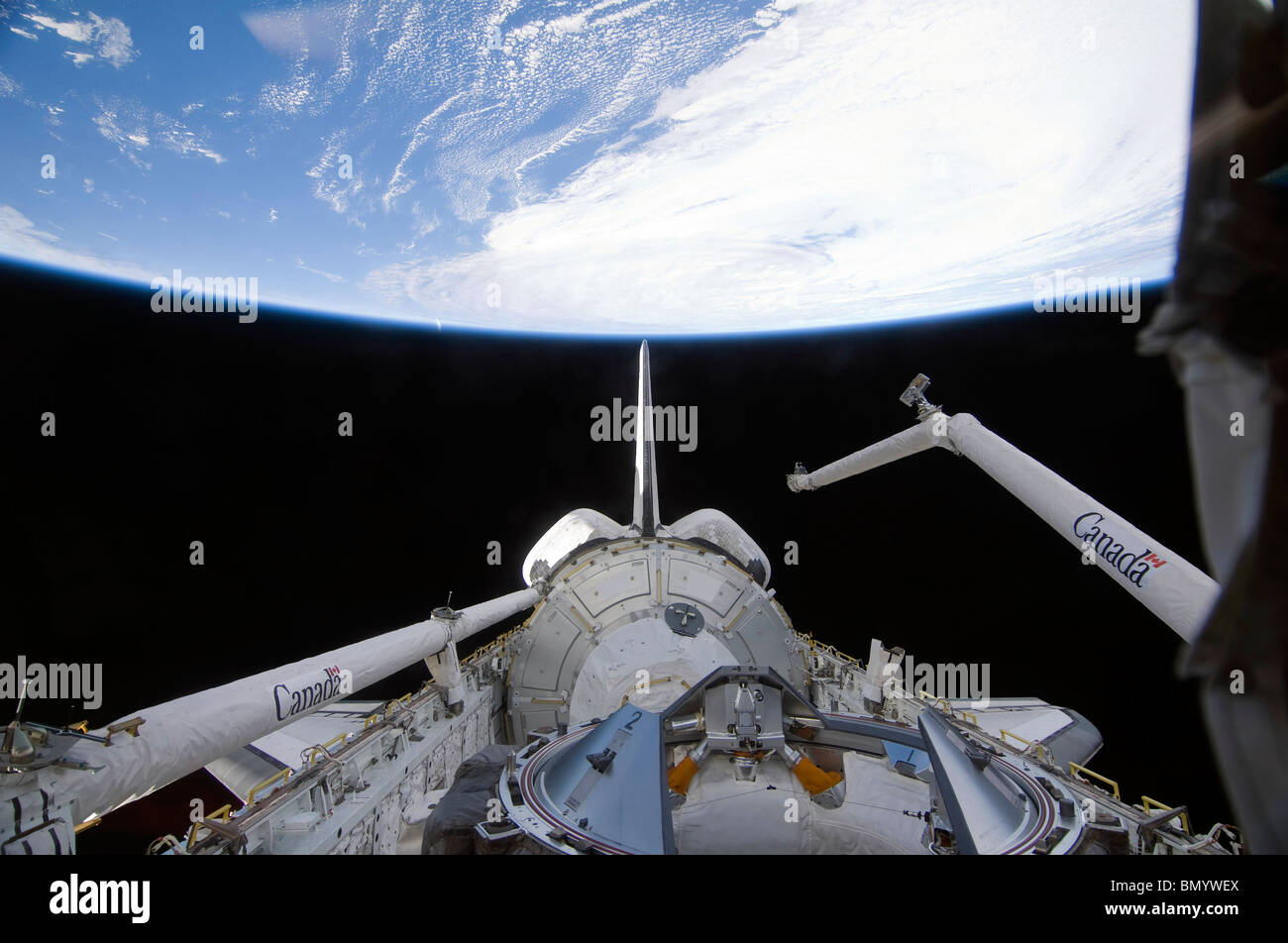 Una vista parziale del nodo di tranquillità in Space Shuttle Endeavour il payload della baia. Foto Stock