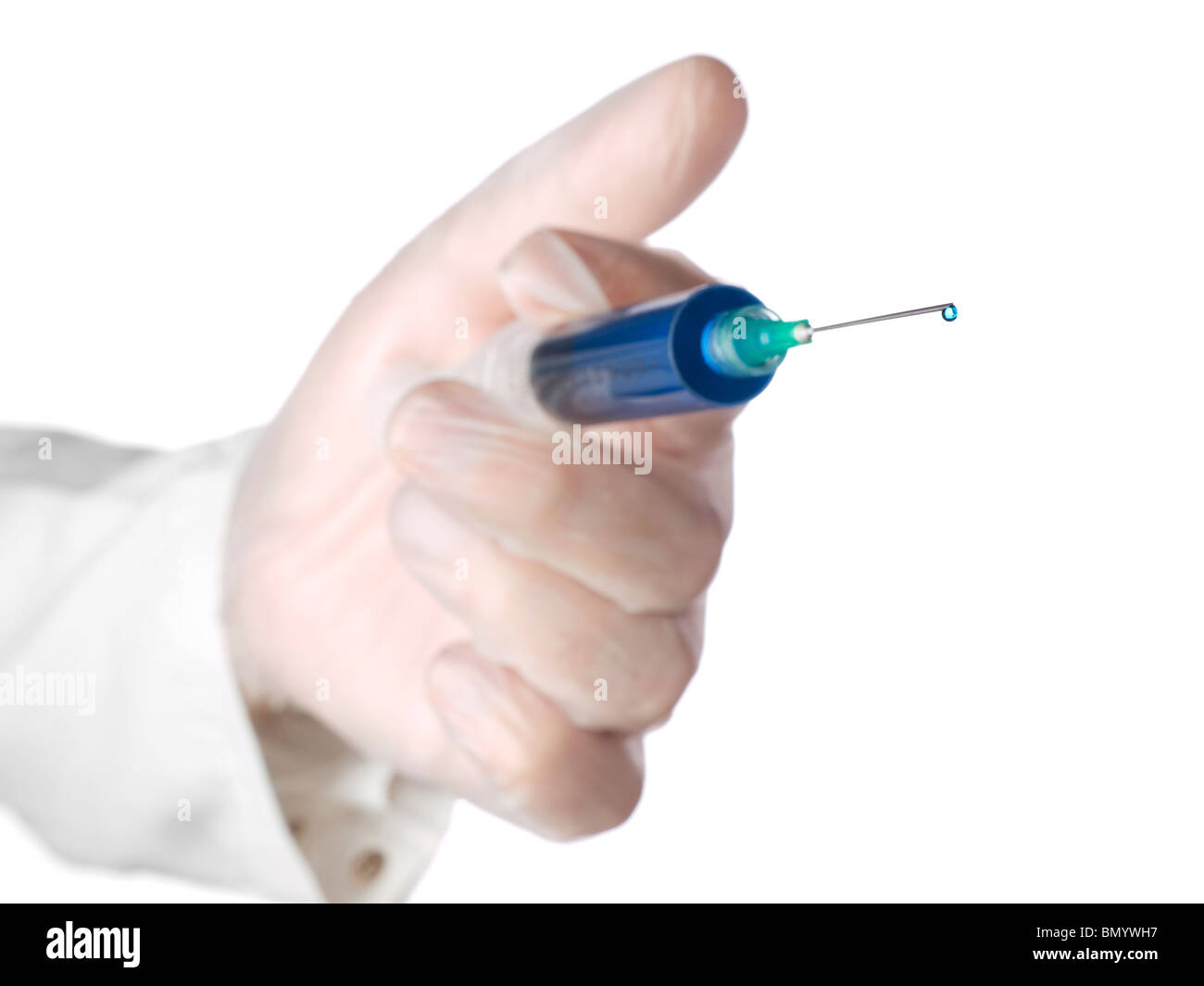 Un medico può contenere una siringa con un liquido di colore blu. Il fuoco selettivo sulla discesa. Foto Stock