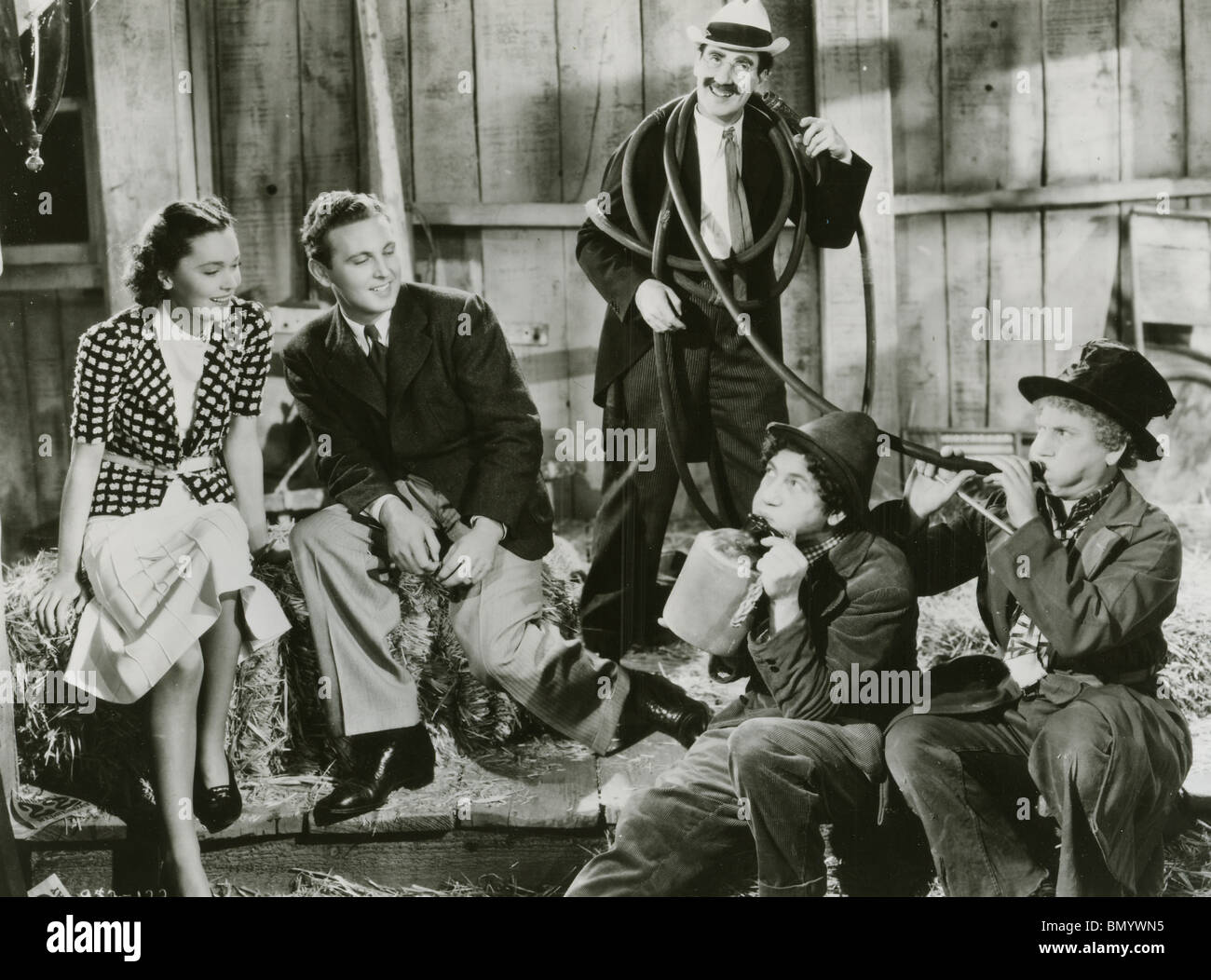 MARX BROTHERS da destra gli Harpo, Chico, Groucho e zeppo con la ragazza non identificato Foto Stock