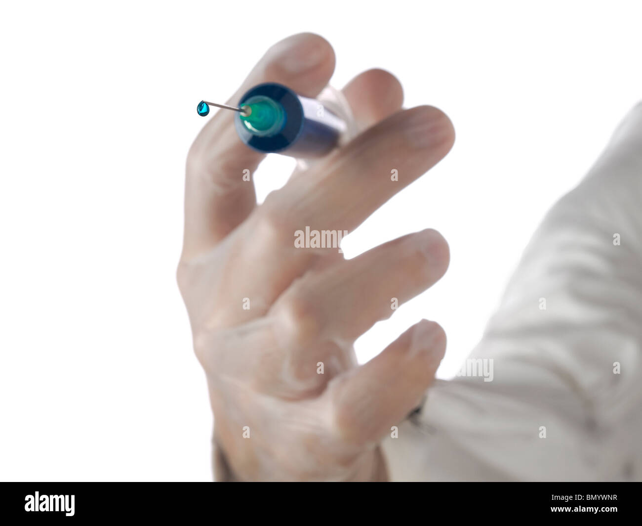 Chiudere in su su una mano che tiene una siringa con una medicina blu. Il fuoco selettivo sulla discesa. Foto Stock