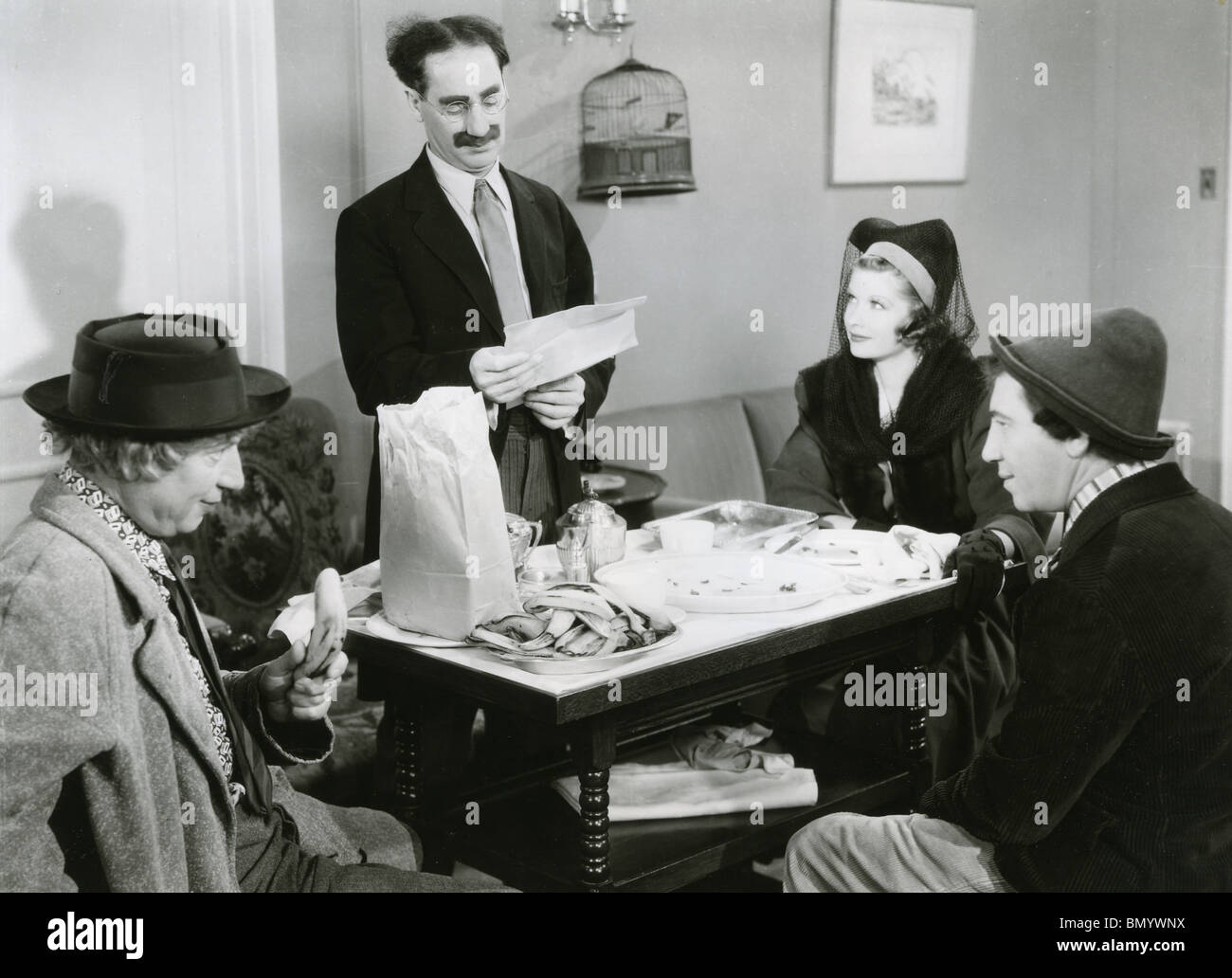 MARX BROTHERS da sinistra gli Harpo, Groucho e Chico con la ragazza non identificato Foto Stock